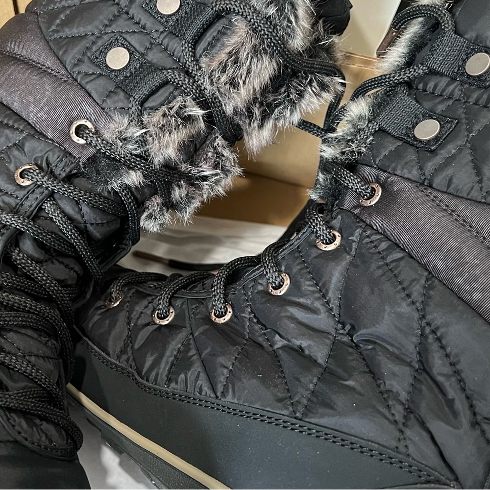 Columbia Women’s Heavenly Omni-Heat Waterproof Winter Boot 7.5 dark grey